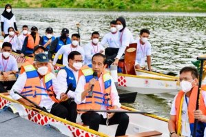 Naik Perahu Naga, Presiden Jokowi Resmikan Bendungan Ladongi