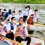 Naik Perahu Naga, Presiden Jokowi Resmikan Bendungan Ladongi