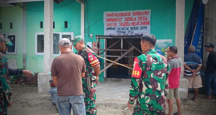 Pertanyakan Kinerja Pemdes, Warga Bambalemo Bentang Spanduk di Pintu Kantor Desa